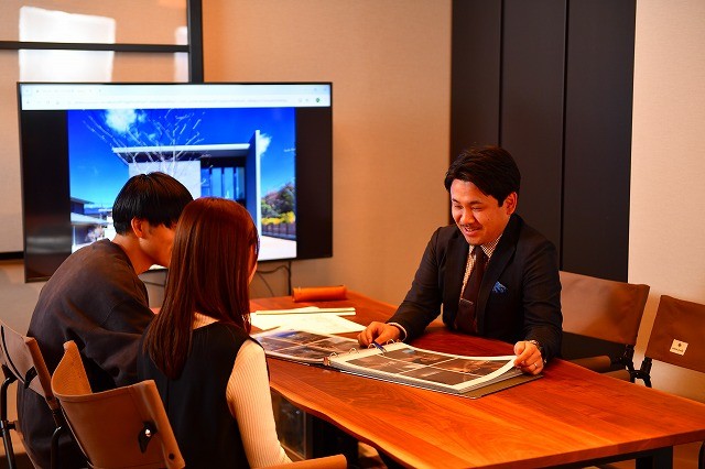 新築住宅のコンサルタント（設計営業スタイル）／反響営業＋ノルマなしはもちろんのこと、休日充実、各種手当充実の待遇を実施しています。他業界・他業種経験者歓迎