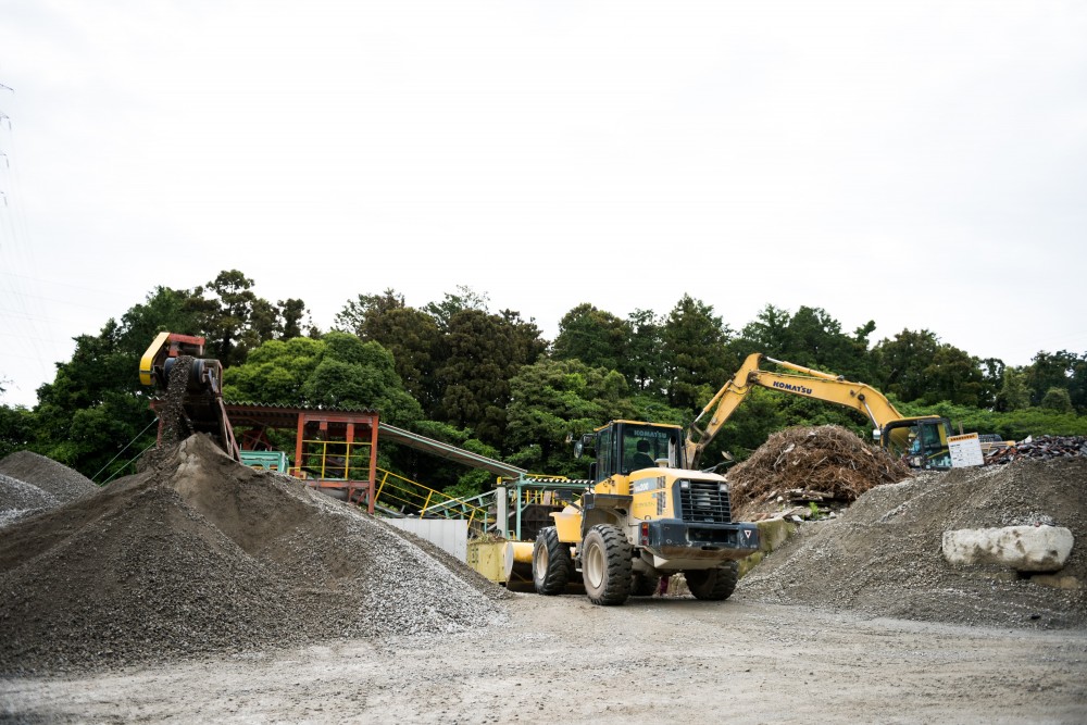 磐田工場ではコンクリートガラなどのリサイクル業務を行っています