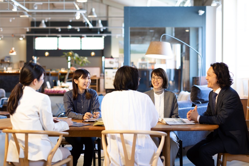 大切なのは人柄。未経験の方も大歓迎です。いろいろなインテリアコーディネートに触れられますよ☆