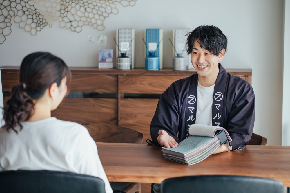 20代〜30代の若手も活躍中！マルスリビングプロダクツではトータルコーディネート提案もしています。
