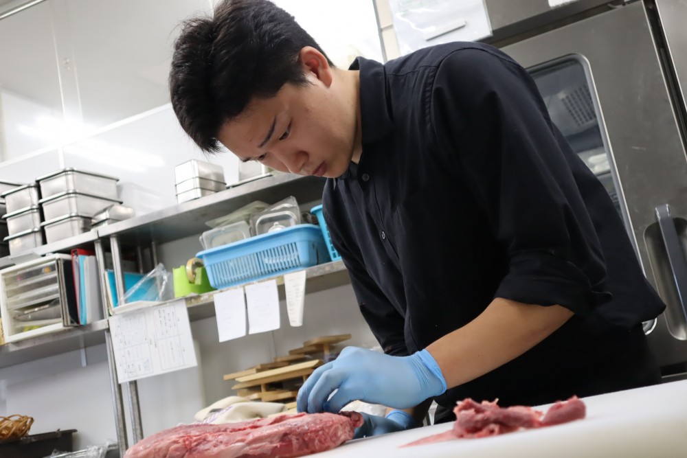 肉のカット方法など調理技術はイチから学べる環境です。 