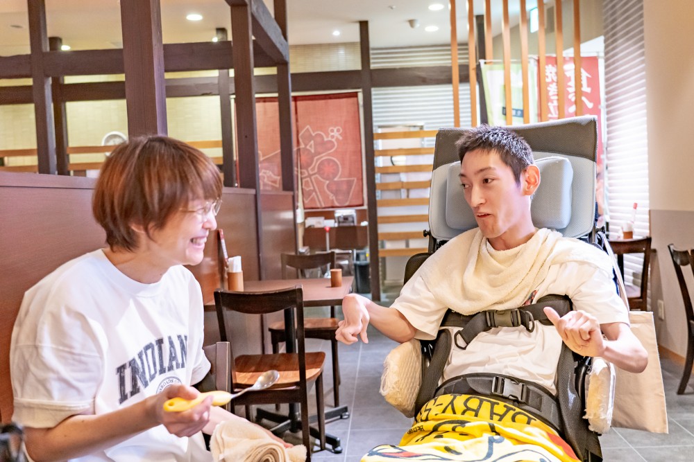 今日は移動支援で一緒にパスタを食べてます(^^♪