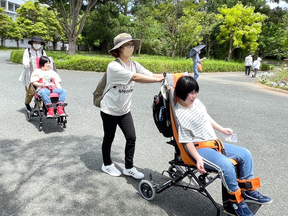 歩きやすい園内をすいすい移動します♪