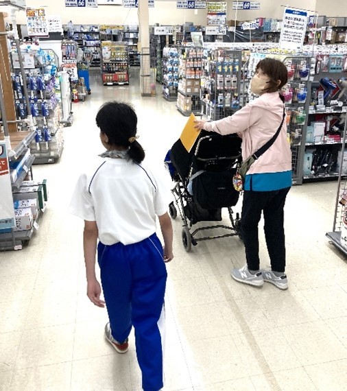 今日はみんなでお買い物、ほしいものあるかな？