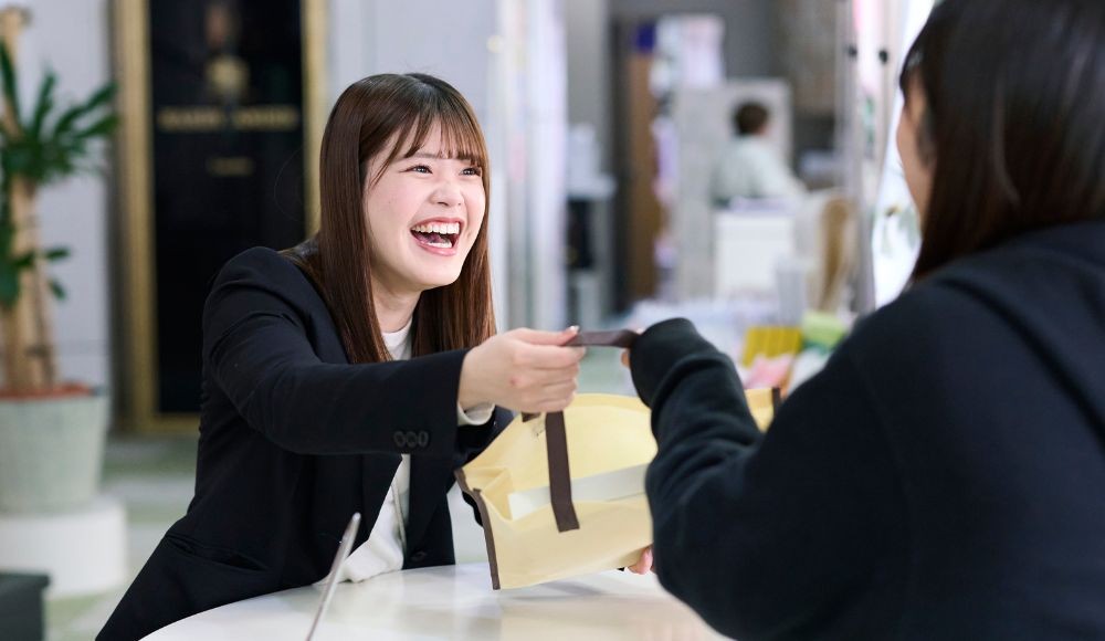 入社から３ヶ月ほどでプランの説明などお客様への接客ができるようになります。