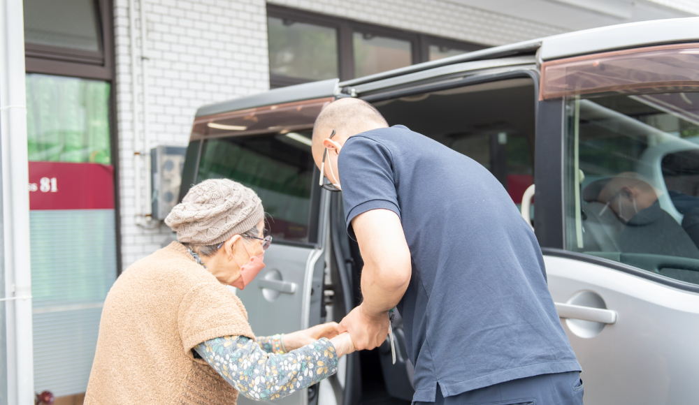 専用の社用車での送迎風景。運転の苦手な方はなんなりとご相談ください♪