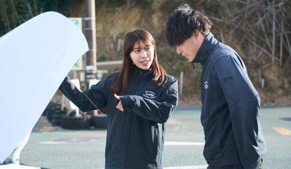 女性インストラクターは8名在籍！運転技能の最終チェックを行う「検定員」としてキャリアを築いているインストラクターもいます。