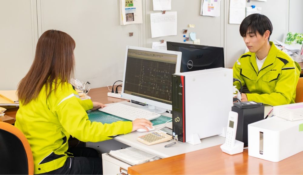 残業月10時間程度・週休2日制・現場は静岡県西部地域が中心で、遠方への長期宿泊や長期出張はありません。