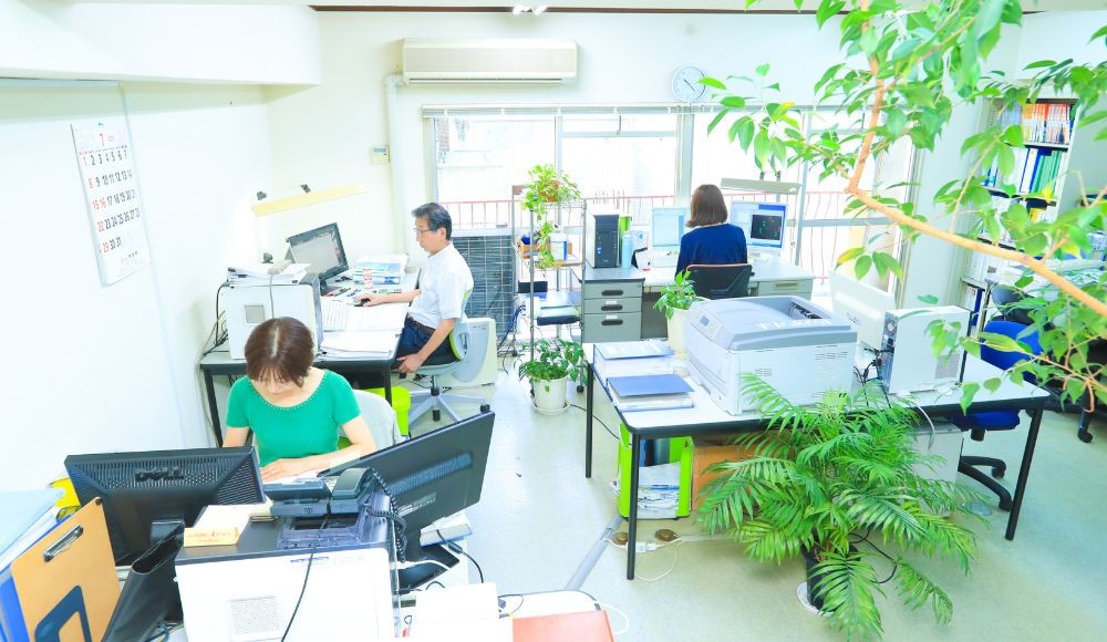 少数精鋭。役員2名・社員男女2人、社員の平均年齢40歳の職場です。