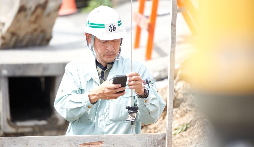 最新機械を使い測量を行います