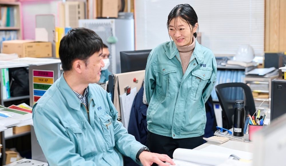 事務職は4名、少人数で明るい職場です。コツコツ丁寧に仕事を進められる方・サポートすることが好きな方、大歓迎！