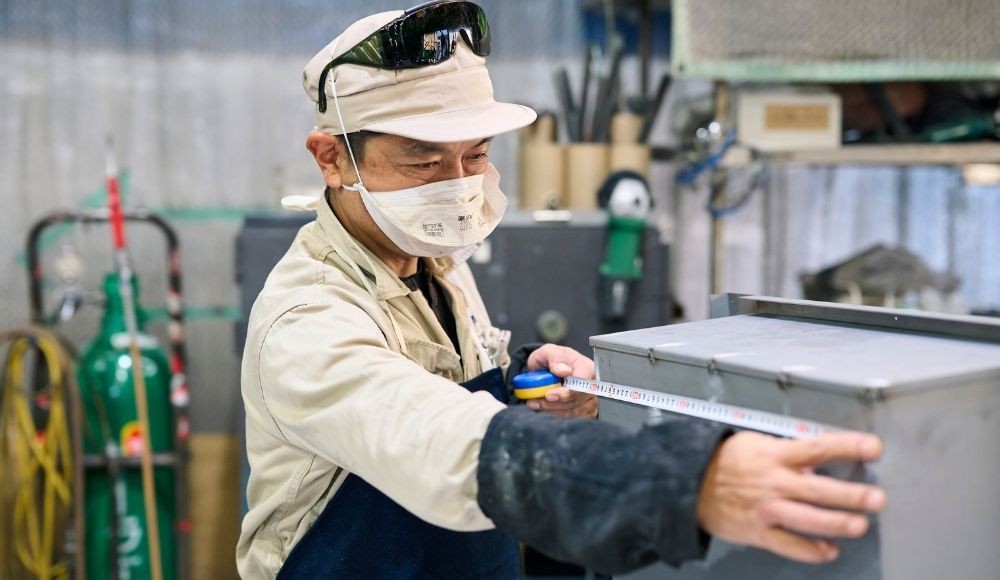 未経験歓迎！先輩がマンツーマンで付き、構え方・角度・動かし方まで丁寧に教えます。