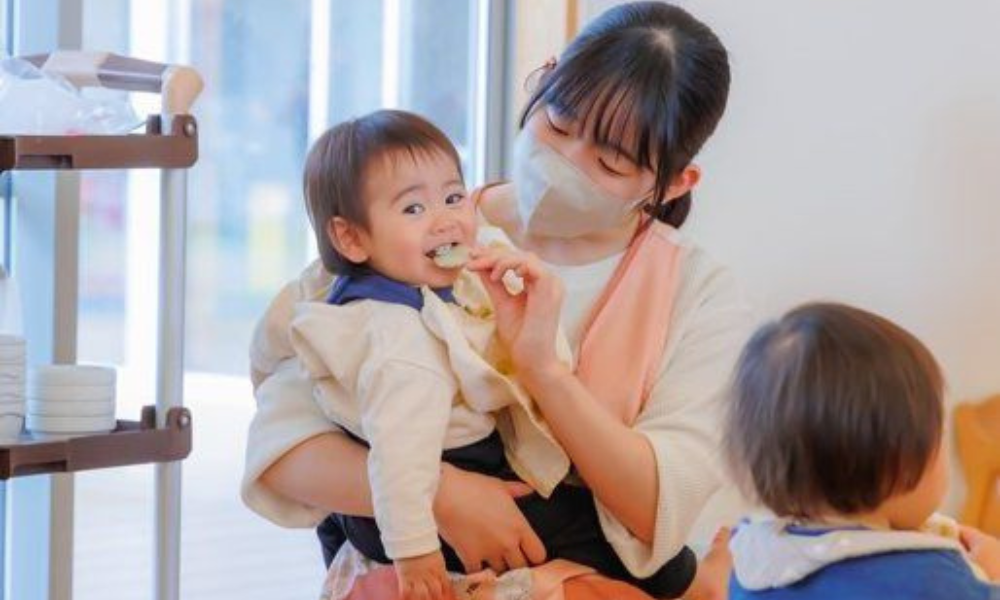 担任だけでなく、 職員全員でこどもたちを見守る「全員保育」を行っています。